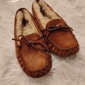 UGG Women's Dakota Indoor Outdoor Moccasins Size 6.5